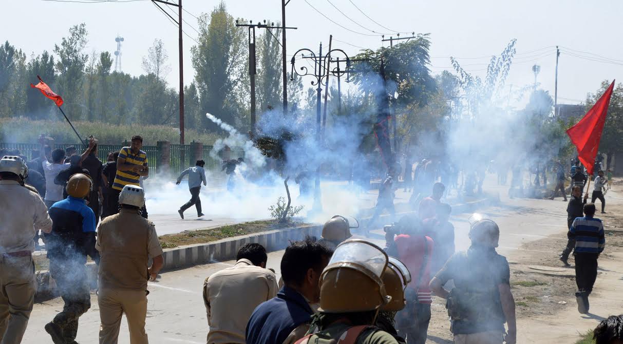 A Muharram procession was tear gassed in Old Srinagar near Bab Demb on Oct 11, 2016. (KL Image: Bilal Bahadur)