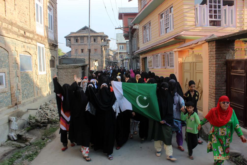 Bijbehara women rally on Oct 4th 2016. (KL Image)