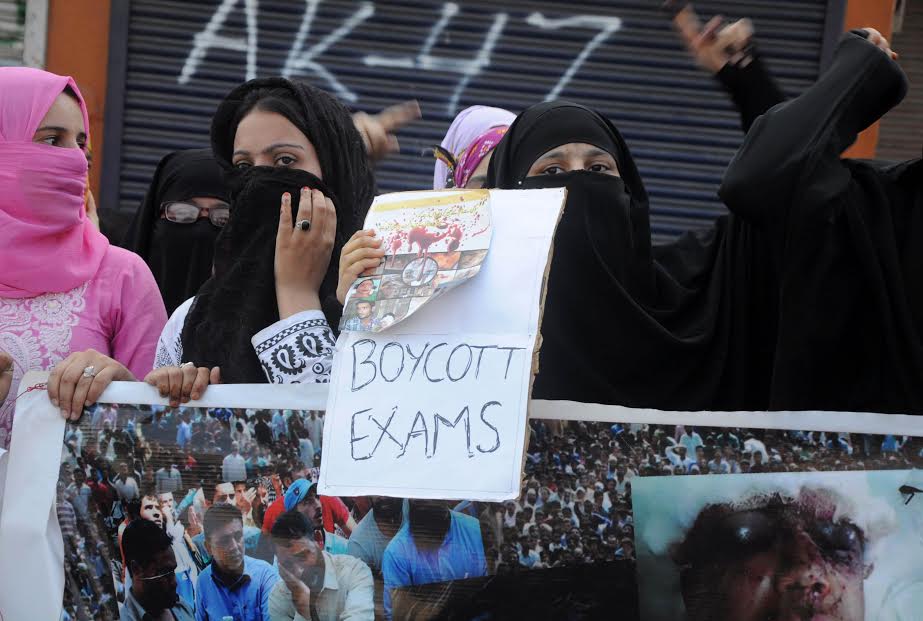 A women pro-freedom rally in Srinagar's Batamaloo on 4th Oct 2016. (KL Image: Bilal Bahadur)
