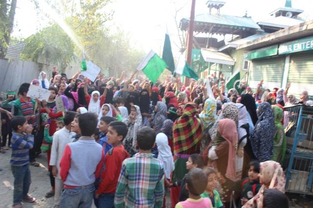 A pro-freedom rally was held by women in Dooru Sopore on Oct 18, 2016. (KL Image: Muhammad Abu Bakar)