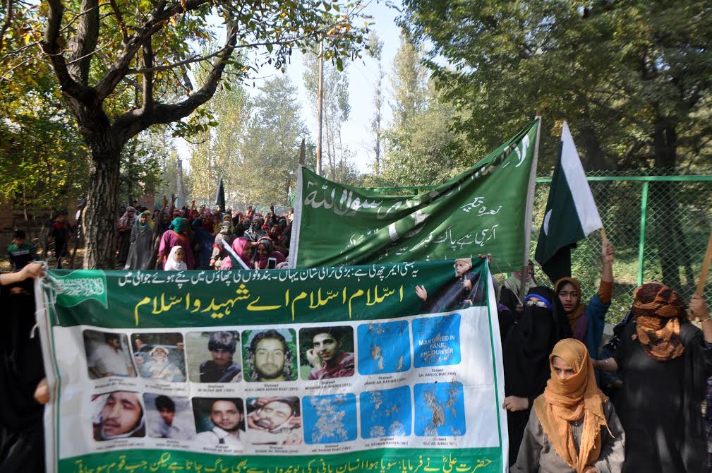 An all-women pro-freedom rally was held in Yamrash Kulgam on Oct 18, 2016. (KL Image: Shah Hilal)