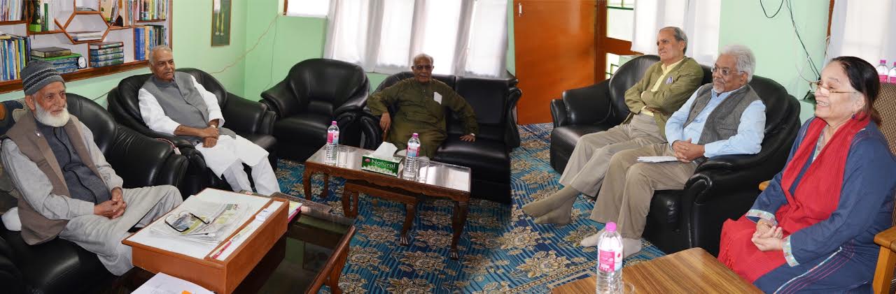 Yashwant Sinha led five-member group called on incarcerated Syed Ali Geelani at his Hyderpora house on Oct 25, 2016.