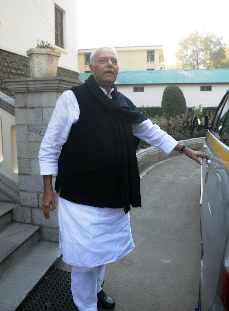 Yashwant Sinha bout to board taxi on way to Srinagar airport on Oct 27, 2016 after concluding his three-day visit to Kashmir. (KL Image: Bilal Bahadur)