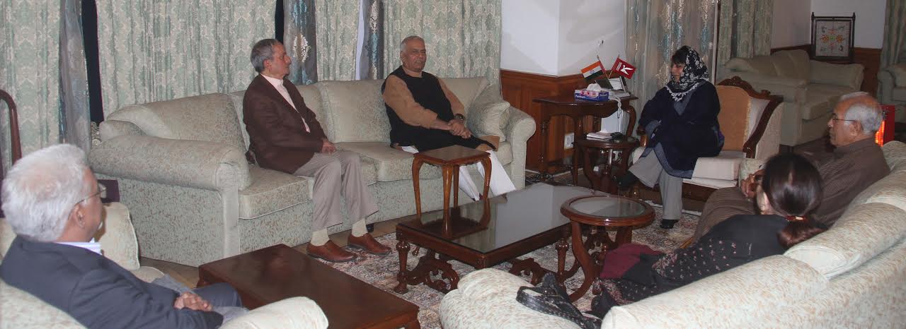 yashwant-sinha-with-ms-mehbooba-mufti-on-oct-26-2016-evening