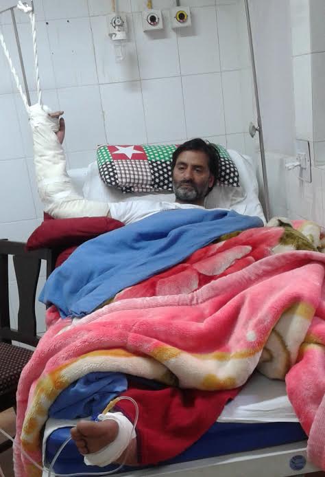 Mohammad Yasin Malik, JKLF chief, in SKIMS Soura ICU on Oct 23, 2016. (KL Image: JKLF Media Cell)