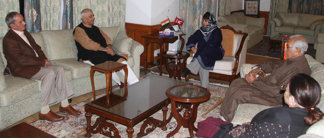 yashwant-sinha-with-ms-mehbooba-mufti-on-oct-26-2016-evening
