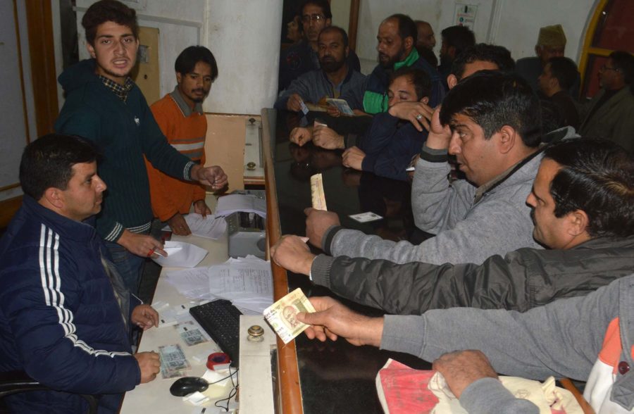 People waiting in a queue in front of J&K bank to exchange their old Rs 500 and 1000 denominations, in srinagar on Thursday 11 November 2016 PHOTO BY BILAL BAHADUR