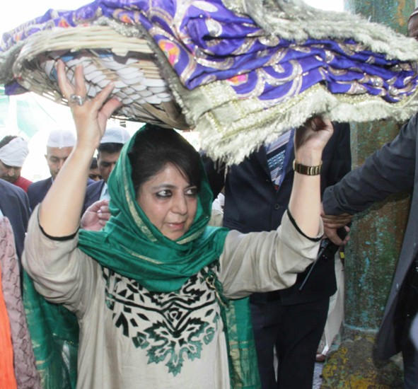 Chief Minister Mehbooba Mufti carrying a Chaddar at Ajmer on November 27, 2016