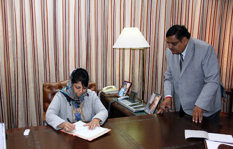 cm-in-jmu-office-on-nov-07-2016