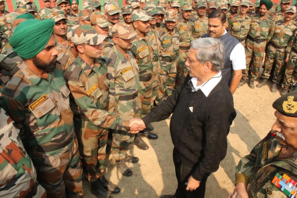 def-min-manhora-parrikar-interacting-with-soliders-in-badambagh-on-nov-03-2016