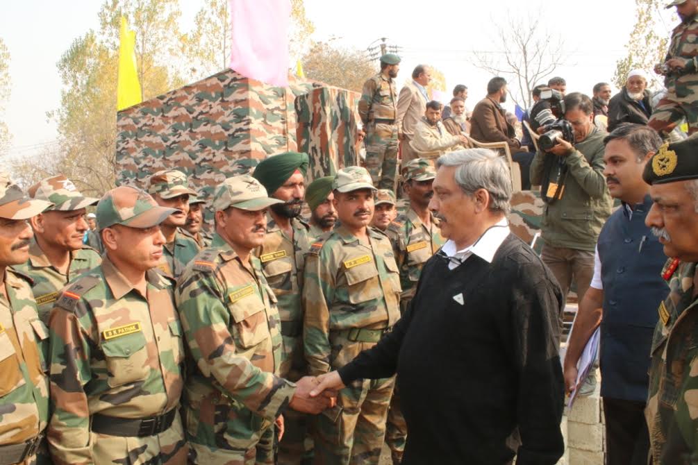 manhora-parrikar-interacting-with-soliders-in-badambagh-on-nov-03-2016