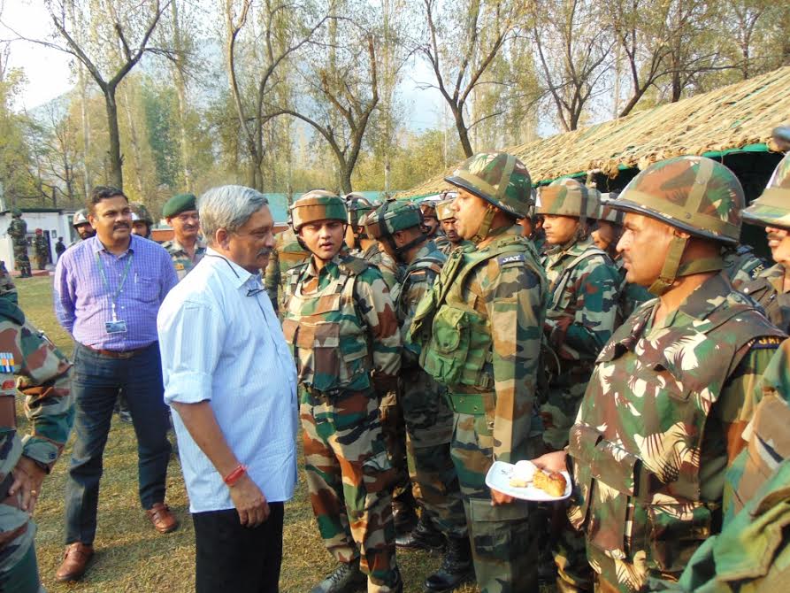 manohar-parrikae-in-uri-on-nov-02-2016