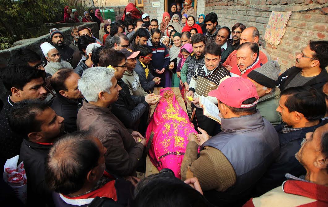 Kashmiri Muslims and Kashmiri Pandits perform the last rites of a Pandit woman Sushma Parimoo who died on Friday in Habba Kadal neighborhood of Srinagar city (Bilal Bhadur)