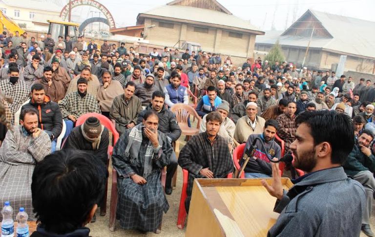 Parra speaking to his workers in Pulwamma