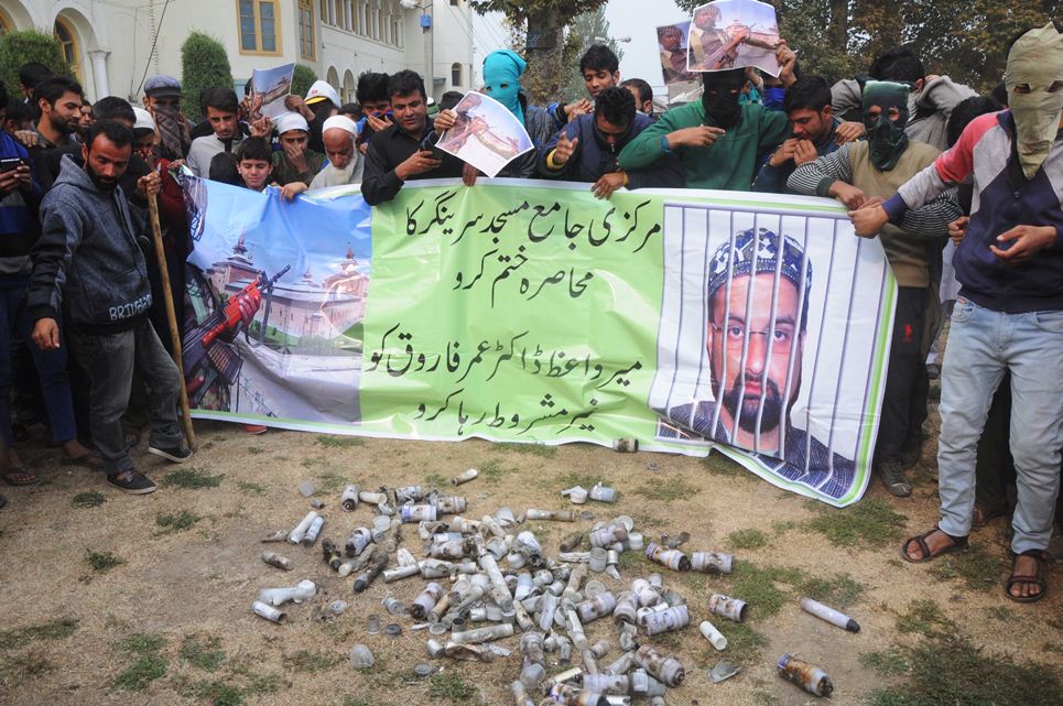 Protests in Soura area of Srinagar on Nov 04, 2016. (KL Image: Bilal Bahadur)