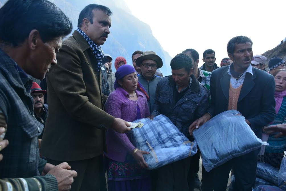 sajad-kichloo-distributes-relief-among-padder-fire-victims-on-nov-05-2016