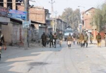 Forces patrol Soura areas on Nov 02, 2016. (KL Image: Bilal Bahadur)