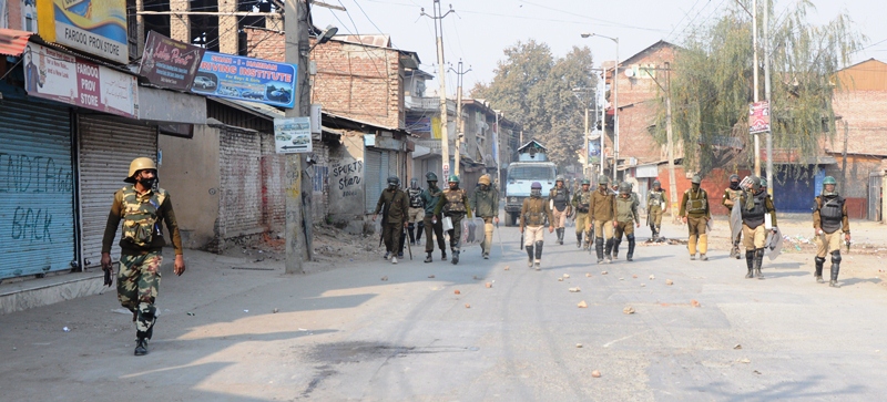 Forces patrol Soura areas on Nov 02, 2016. (KL Image: Bilal Bahadur)