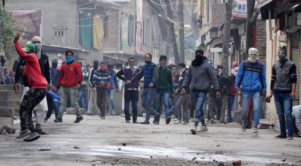 Intense clashes erupted between protestors and men in uniform on Nov 04, 2016 in Soura area of Srinagar. (KL Image: Bilal Bahadur)
