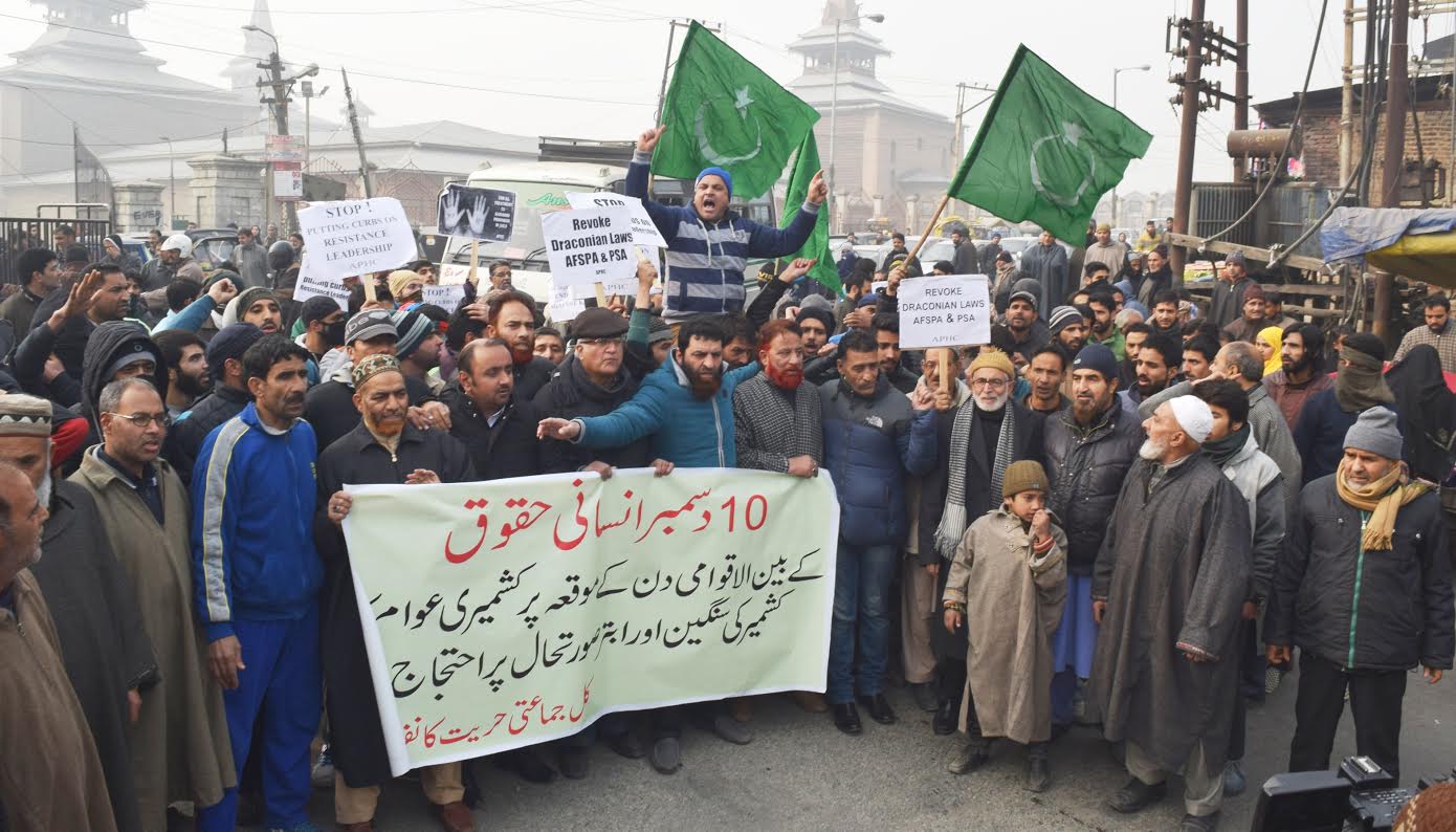 Hurriyat march to UN office stopped at Khawaja Bazaar