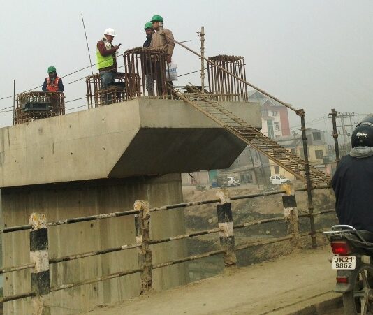 Man Dies After Falling From Gangroo-Ramsoo Flyover in Jammu Kashmir Work on flyover resumes in Srinagar in December 2016 after almost five months of paralysis