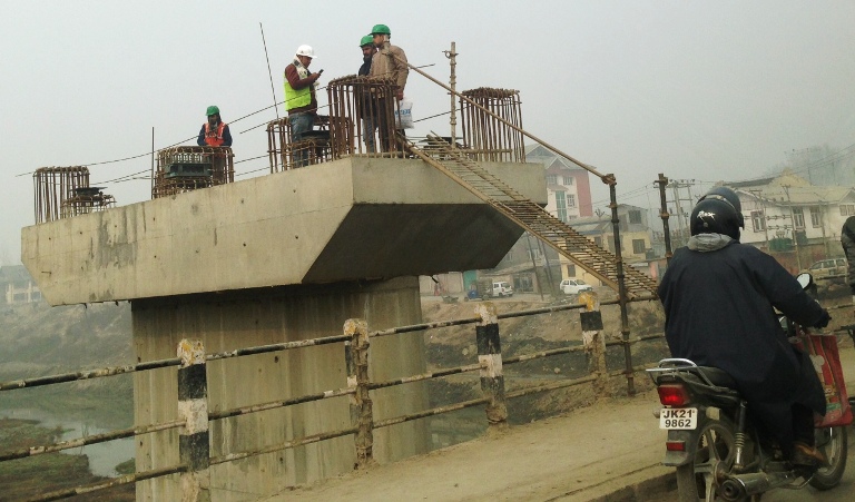 Work on flyover resumes in Srinagar in December 2016 after almost five months of paralysis