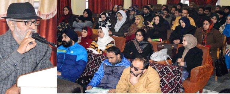 Naeem Akhter speaking to teachers in Srinagar on EDUSART