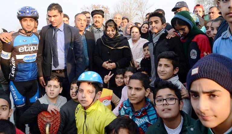 Chief Minister with a group of roller skating enthusiasts in Srinagar (KL Image Mehraj Baht)