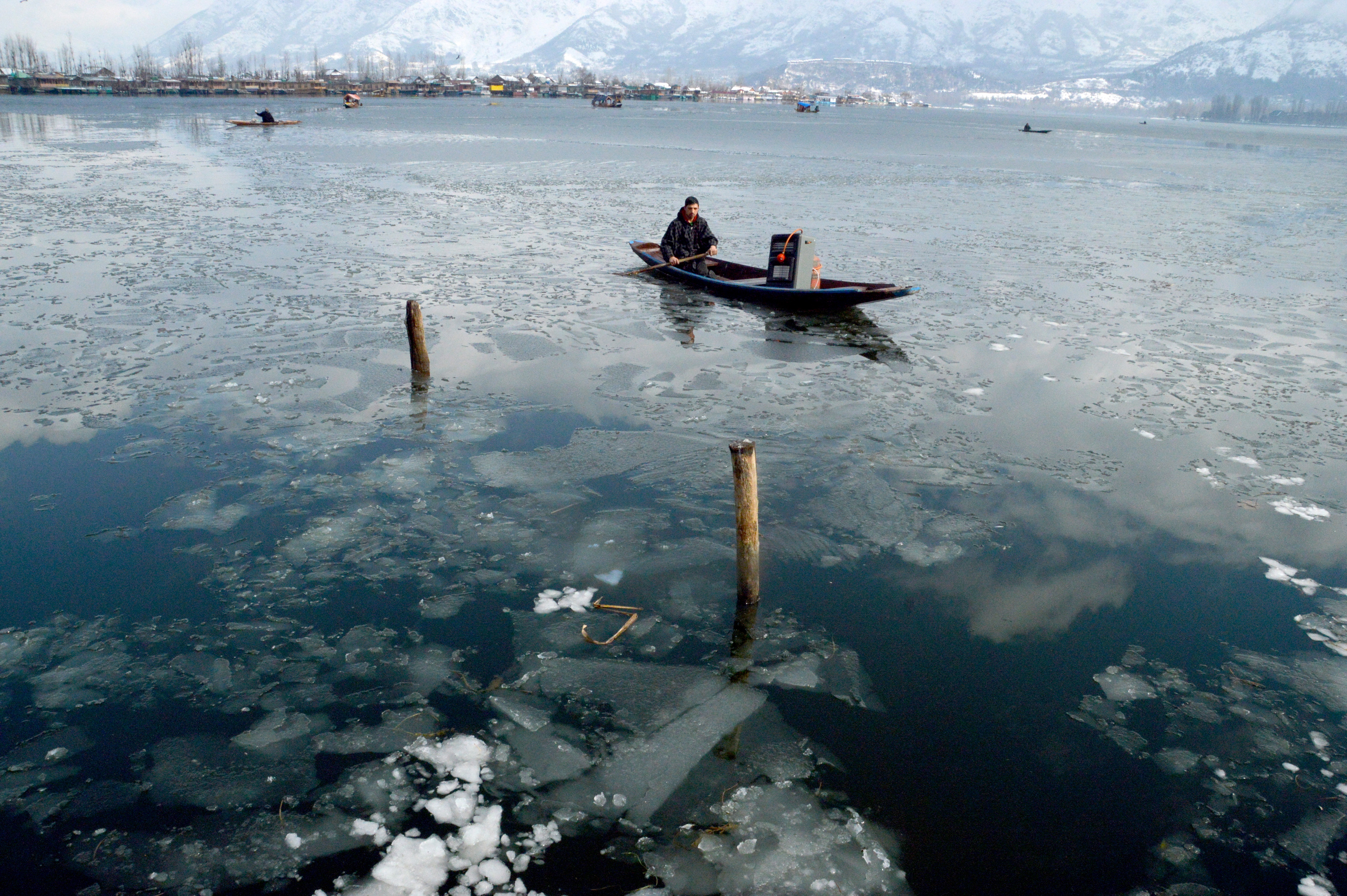 Dal Lake Freezes, Partially