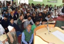 Mirwaiz condoles Qazigund killings, condemns ban on religious channels