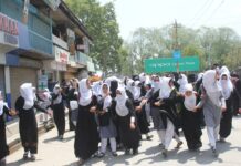 6 students injured in Sopore clashes; A dozen girl students faint