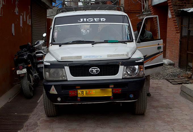 The vehicle that carried the coaxed labourers to the press enclave Srinagar for the "protest".