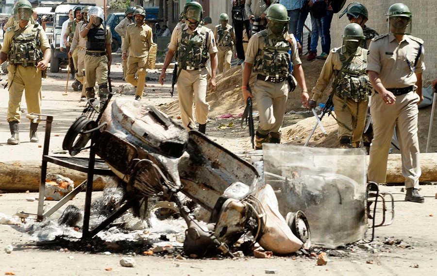 vehicles-burnt-during-unrest-in-Kashmir