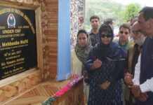 Mehbooba lays foundation of Rs 70 cr road projects in Baramulla