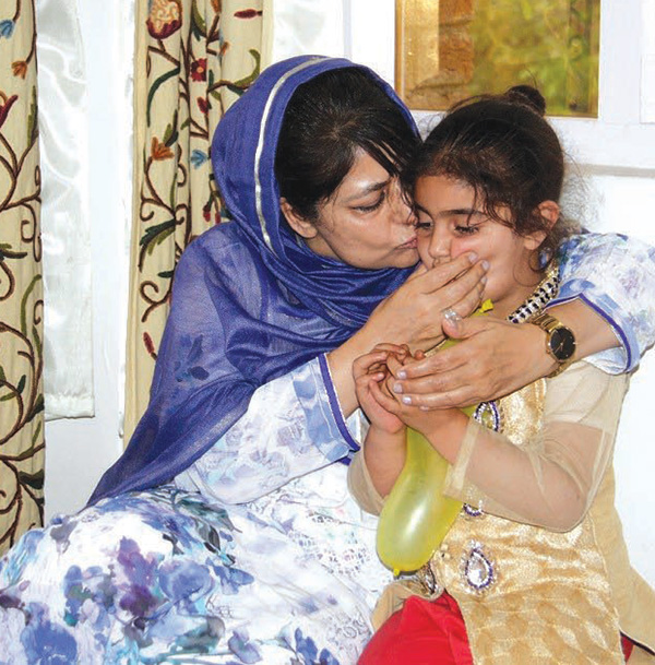 Mehbooba-Mufti-Kissing-slain-SHO-Feroz-Dars-daughter
