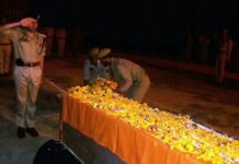 Floral tributes paid to slain cop in Kulgam