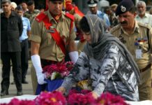 CM Mehbooba pays floral tributes to slain Yatris
