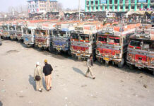 Kashmir Transporters Welfare Association holds ‘Chakka Jam’ to protest shifting of Batamaloo General Bus Stand