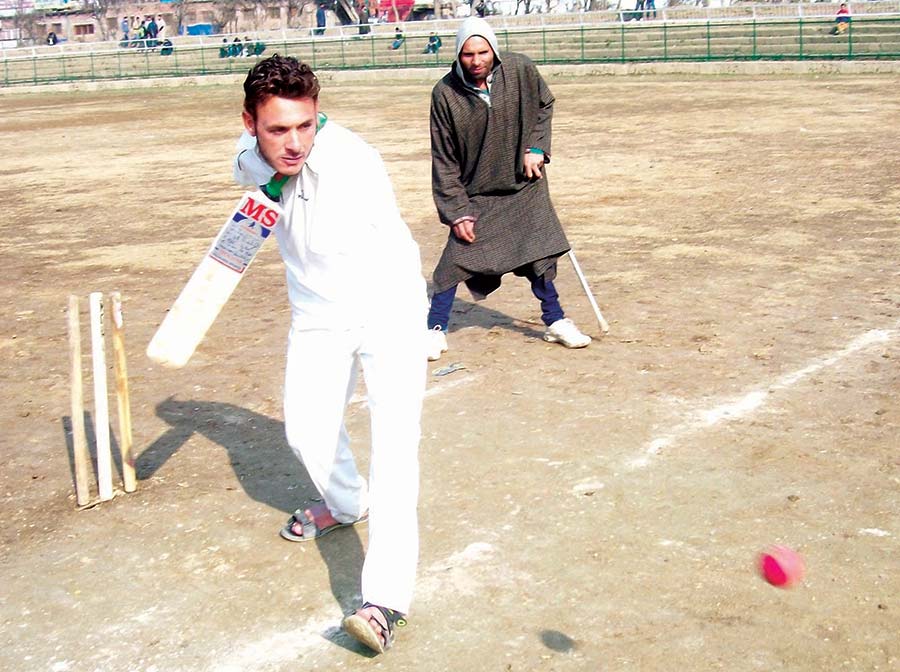 Sachin Tendulkar Cheers for Kashmir Cricketer Amir Lone