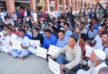 Kashmir traders’ bodies stage sit-in against repeated imposition of curbs in Downtown