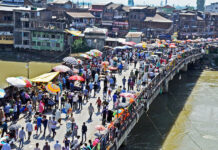 Two days to Eid, markets yet to pick up