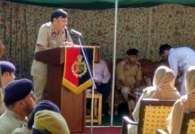 IGP visits Ganderbal, holds ‘darbar’’ with officers, officials at DPL