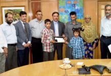 JK Bank rehabilitates family of deceased Ratnipora girl, contributes Rs 25 lakh