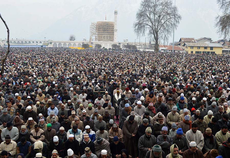 People-offering-Salah-at-Dargah-Hazratbal