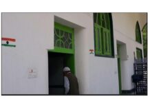 Protest in Wuyan Pampore after tricolor painted on Mosque