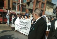 Braid chopping: Bar president Mian Qayoom leads lawyers protest in Lalchowk