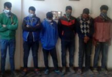 People in Lar Ganderbal handover 6 ‘suspected braid choppers’ to police