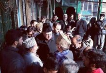 Dr Farooq visits Khanqah, takes stock of damages