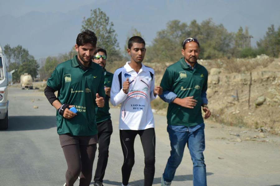 Hamid-Running-towards-sonamarg-from-srinagar