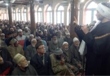 Our Saints showed us the way of living a dignified life: Malik at Mukhdoom Sahab